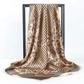 Foulard quadrato in seta satinata con stampa paisley dorata e pied-de-poule su supporto nero - Paisley Patchwork Champagne