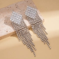 Makro-Detail von Luxus-Ohrringen mit Silberquasten und Diamanten auf Stein - 925 Silberstecker / Silber