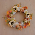 Herbstkranz mit weißen Sonnenblumen, grünen Artischocken und Beeren auf einem Schleifenband - Helle Farbe Kranz / 60CM