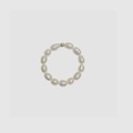 Détail d'une bague en perles d'eau douce baroques avec petite perle en métal - Bague en Perles d'Eau Douce Simple