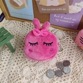 Dettaglio del portamonete a forma di coniglio rosa in peluche con ricamo - Coniglio Timido