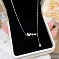 Collana a farfalla argentata con perle bianche e zirconi in una scatola pregiata - Stile pendente a nappa in zircone e perla a farfalla (X555) / Argento