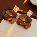 Boucles d'oreilles tulipes vintage en écaille brune avec centres dorés et clous en métal - Clous de Fleurs en Acrylique Maillard (26#)