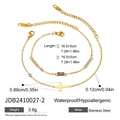 Dettaglio di due braccialetti dorati in acciaio con ciondoli a croce e barra di zirconi - Stile Zircone Rettangolare Rosa (JDB2410027-2)