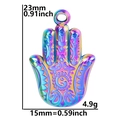 Dettaglio ciondolo mano di Fatima arcobaleno con dimensioni 23mm altezza e peso 4,9g - Pendaglio Colore Arcobaleno