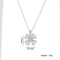 Collier pendentif fleur argenté avec pétales ajourés et cristaux, taille 21mm x 16,7mm - Trèfle à quatre feuilles creux / Argent