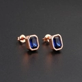 Gros plan détaillé de boucles d'oreilles en or rose avec cristaux rectangulaires bleu marine - Plaqué Or Rose Zircone Bleu Royal