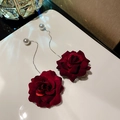 Französische Vintage-Ohrringe mit roten Samtrosen, weißen Perlen und langen Silberketten - 925 Silber Nadel/Samt/Legierung / Samt Rote Rose Lange Ohrlinie