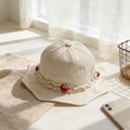 Dettaglio cappello sole neonata con bordo in pizzo bianco e fragole in maglia - 48-50cm (5-20 Mesi) / Giallo Cachi