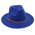 Détail du chapeau fedora en laine bleu roi avec ceinture en cuir et boucle dorée - Taille unique / Bleu royal
