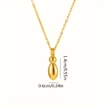 Dettaglio macro di una collana con ciondolo a zucca dorata e misure di dimensioni esatte - Lettera I
