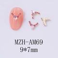 Détail macro de charmes d'ongles en cristal rose en V avec base dorée de 9x7mm - Strass Rose Foncé Base Or Style en V (AM69)