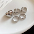 Fünfteiliges Set silberner geometrischer offener Ringe auf einer weißen Platte - Glänzendes Silber (5er-Set)