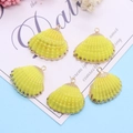 Set di cinque ciondoli a conchiglia giallo brillante con bordi dorati per gioielli fai-da-te - Giallo