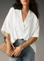Detail van wit shirt met korte mouwen, V-hals revers en lichte stoftextuur - S / Wit