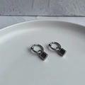 Detailaufnahme eines silbernen Creolen-Ohrrings mit einem minimalistischen Würfelanhänger - H3009 Einzelner Schloss-Ohrclip (Für Nicht Gestochene Ohren)