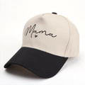 Dettaglio del testo Mama ricamato e del cuore nero sulla corona del cappello beige e nero - Regolabile / Mama Cuore - Nero