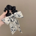 Chouchou en satin noir avec ruban long à motif de bambou à l'encre noire - Chouchou Nœud Encre Verte