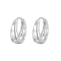 Gros plan détaillé de boucles d'oreilles créoles gouttes en argent poli brillant - Argenté