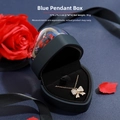 Élégante boîte à bijoux bleue en forme de cœur avec fleurs éternelles pour collier - Boîte à bague / Bleu foncé