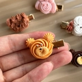 Detail of creative dog-shaped cookie hair clip with cream piping and gold metal grip - Light Color Bear
