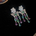 Détail de boucles d'oreilles fleuries avec pierres vertes, bleues et violettes et diamants - Boucles d'oreilles pampilles fleurs pierres précieuses multicolores (30#) / Coloré