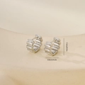Vue détaillée de boucles d'oreilles créoles argentées avec texture ondulée et fermoir - Une Paire / Or Blanc (P31482bkb)