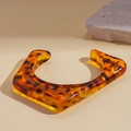 Detalle macro de la pulsera abierta de acrílico con carey y textura de resina - 7# Estilo Geométrico