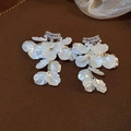 Detalle de pendientes de circón con pétalos y borlas largas sobre fondo de cuero marrón - 7# Poste de pendiente de plata - Dorado - Blanco