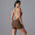 Dettaglio spalline incrociate e design scrunch butt sulla tuta sportiva marrone - S / Marrone castagna