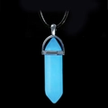 Pendaglio a colonna esagonale in cristallo blu luminoso con cordino su sfondo nero - Ciondolo + Cordino di Cera / Blu