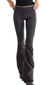 Detailseitenansicht der schmal geschnittenen schwarzen Schlagjeans für Damen am Model - S / Schwarz