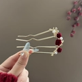 Épingle à cheveux élégante en U avec roses rouges en velours, perles et glands - Pic à cheveux triple fleur floquée doré