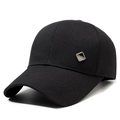 Klassische schwarze Herren-Baseballkappe aus Baumwolle mit seitlichem Fashion-Metall-Badge - Einheitsgröße(Einstellbar) / Schwarz