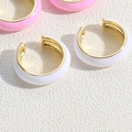 Macro di orecchini a clip a forma di C in smalto colorato bianco crema e rosa tenue - Bianco