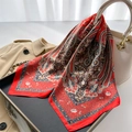 Elegante foulard di seta rosso con motivo paisley su borsa bianca e sfondo trench coat - 70x70cm / Rosso