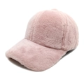 Vista detallada de gorra de béisbol de felpa rosa con textura de piel sintética gruesa - M (56-58cm) / Rosa