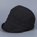 Vista de detalle de gorra negra de algodón con visera corta y textura plisada - M (56-58cm) / Negro