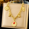 Dettaglio di un bracciale dorato in acciaio inox con ciondoli a sole, stella e disco rosso - Collana (N3423)