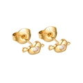 Detailansicht der herzförmigen goldenen Edelstahl-Ohrstecker mit funkelnden Zirkonias - Pfeil Durch Herz Ohrstecker (923-B)