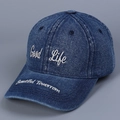 Detail der Good Life Stickerei auf dunkelblauer gewaschener Denim Baseballkappe - M (56-58cm) / Dunkelblau