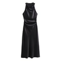 Gros plan du col bénitier élégant et de la texture satinée de cette robe midi noire chic - XS / Noir
