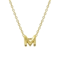 Dettaglio del ciondolo dorato con lettera M su una sottile catena in argento 925 - Oro-M