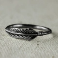 Vintage ring van geoxideerd zilver met verendessin en zirkoon in boho punk-stijl - US 5 / Zwart & Goud