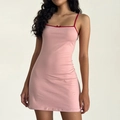 Nahaufnahme vom rosa Mini-Trägerkleid mit rotem Saum und kleiner Schleife am Ausschnitt - S / Rosa