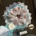 Chouchou en mousseline florale avec dentelle blanche et détail de nœud en ruban bleu - Chouchou Floral en Dentelle Bleue
