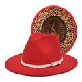 Dettaglio di cappello fedora rosso con tesa leopardata e cinturino bianco con fibbia - M (56-58cm) / Rosso