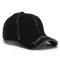 Détail de la casquette de baseball style urbain avec visière usée et broderie dorée - Taille Unique(Réglable) / Noir/Camouflage