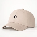 Minimalistische beige honkbalpet met zwarte geborduurde letter A en verstelbare riem - Eén maat / Licht kaki