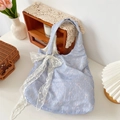 Hellblaue Handtasche mit rosa Schleifen-Textur und großer weißer Spitzenschleife am Griff - Mit Großer Spitzenschleife / Blau